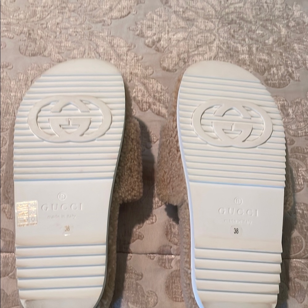 Gucci Beige Shearling Logo Slide Sandals - Picture 2 of 2